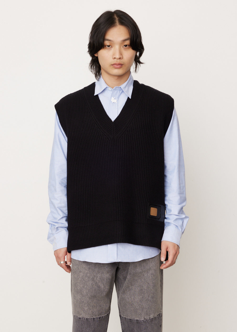 JW Anderson】SIM CARD PATCH V NECK VEST www.krzysztofbialy.com