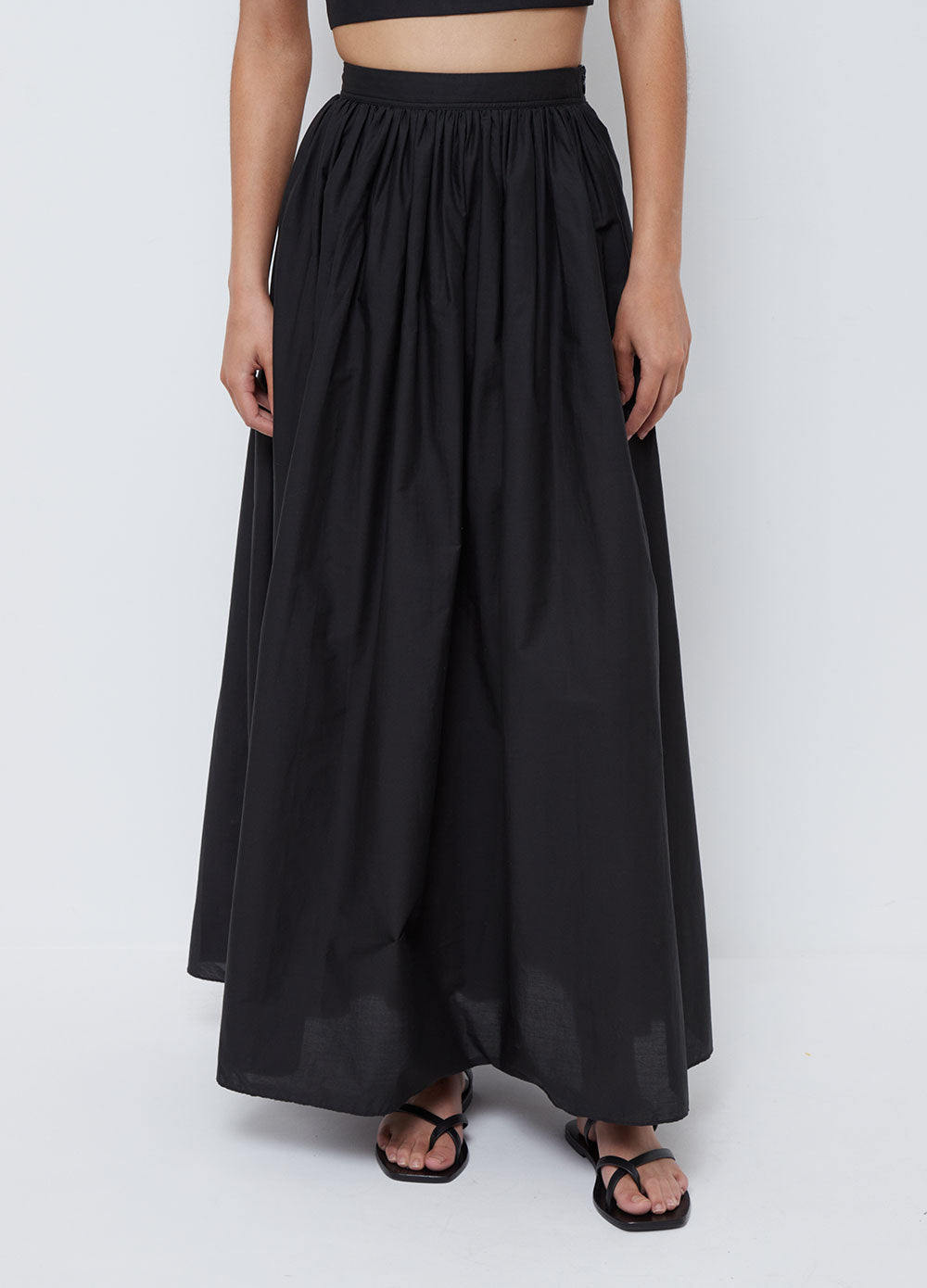 Full voluminous outlet skirt